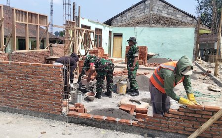 Babinsa Koramil 16/Pejawaran Bersama Masyarakat Kerja Bakti Pembangunan RTLH di Wilayah Binaan