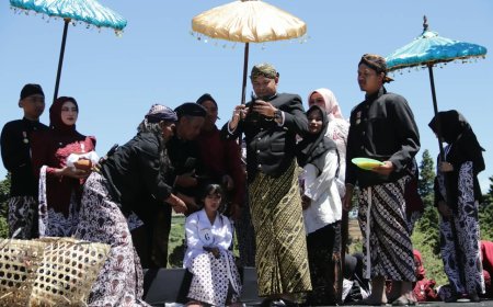 Dandim Banjarnegara Hadiri Prosesi Sakral Pemotongan Rambut Gimbal di Dieng Culture Festival 2026