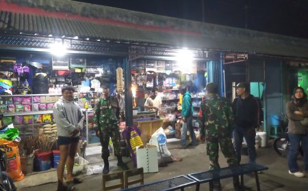 Patroli Malam Babinsa Sapa Warga Demi Ciptakan Rasa Aman