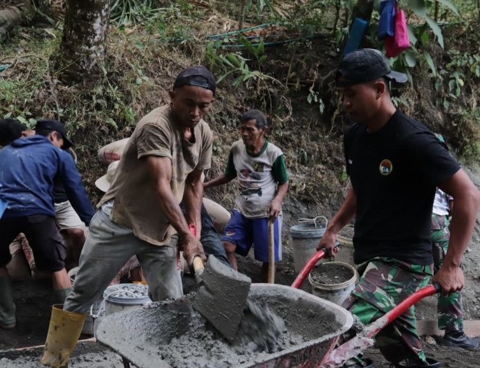 Angkong pun Harus Mengantre Sertu Simon Jaga Ritme Pengecoran TMMD