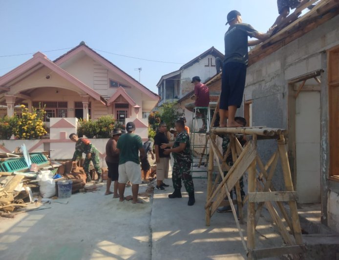 Koramil 08 Purwanegara Gotong Royong Renovasi RTLH di Purwonegoro