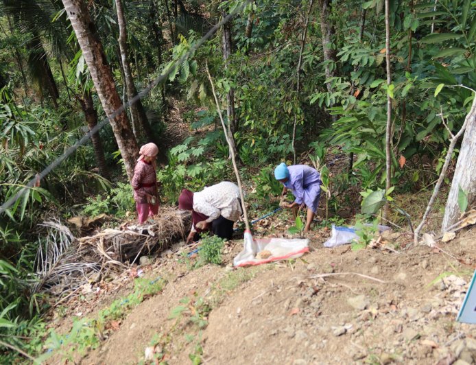 Ibu Sariem dan Kaum Ibu Pungut Batu Kecil Gotong Royong Jadi Kekuatan TMMD