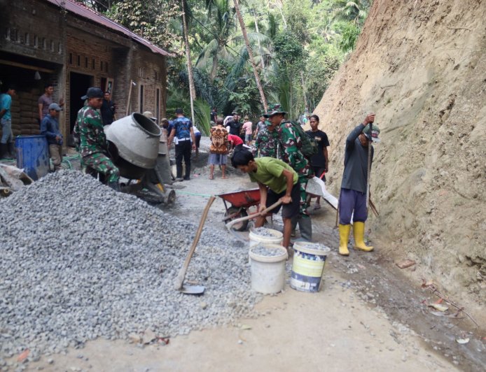 Bahagia Bisa Ambil Bagian Ember Berisi Split Jadi Wujud Gotong Royong TMMD