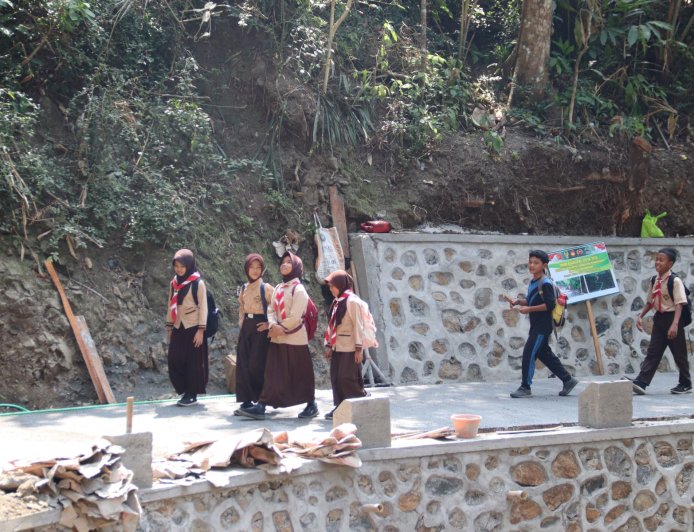 Langkah Kecil Aliya di Jalan Baru Menyimpan Harapan Besar dari TMMD