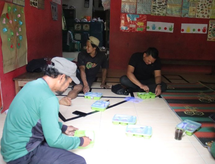 Makan Siang Sederhana Kebersamaan Pak Wondo dan Serka Munasibun Warnai TMMD