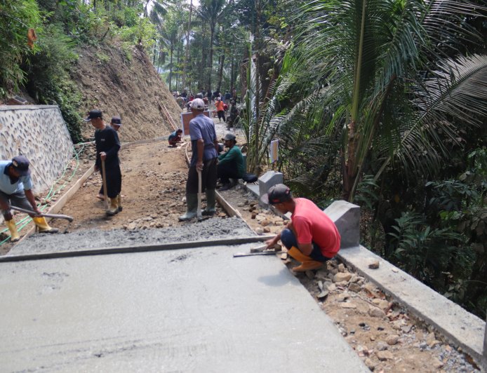 Sentuhan Akhir untuk Jalan TMMD Reguler ke-129 Impian Warga