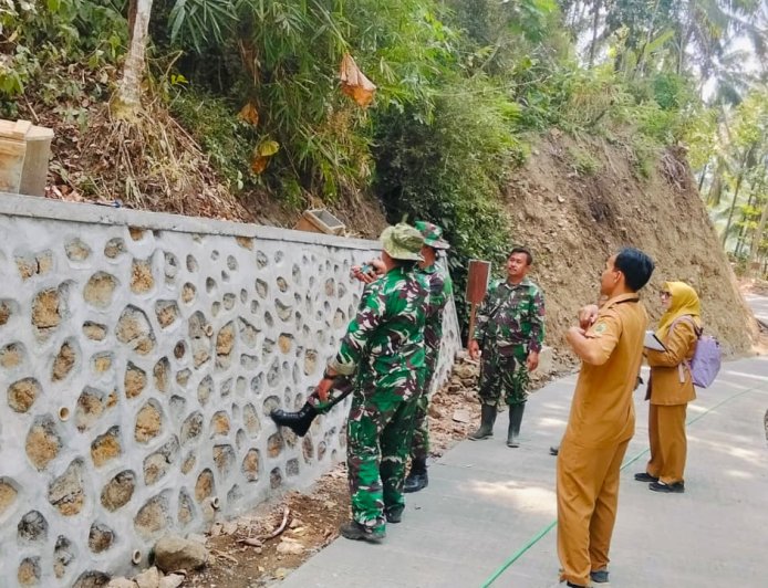Cek Langsung ke Lapangan Dispermades Pastikan TMMD Berjalan Sesuai Harapan