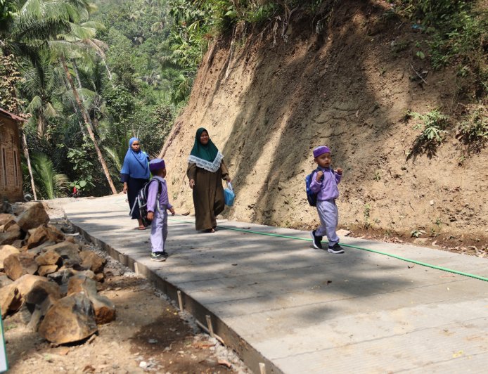 Senyum Noval di Jalan TMMD Harapan Kecil Menuju Masa Depan yang Lebih Mudah
