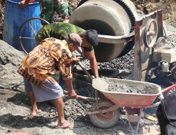 Mbah Hadi Tak Mau Tinggal Diam Ikut Bergotong Royong Demi Jalan Impian Desa