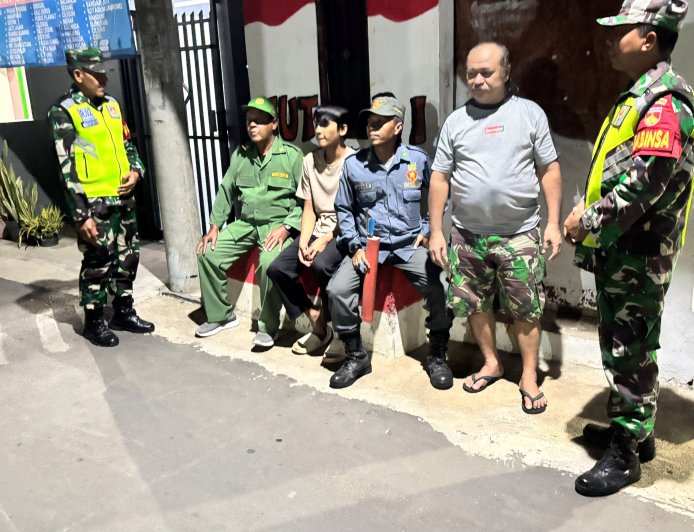 Anggota Koramil 02 Klampok Bersama Warga Dan Satlinmas  Melaksanakan Kegiatan Patroli Siskamling Diwilayah
