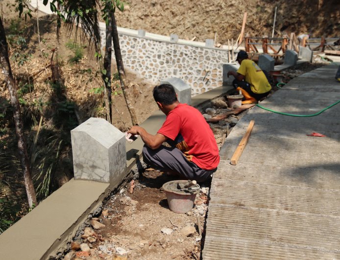 Gara-Gara Pak TNI Jalan yang Dulu Berbahaya Kini Jadi Harapan Baru