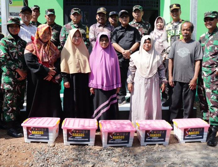 Bingkisan Sembako Jadi Tanda Kepedulian Tim Wasev dan Forkopimda Hangatkan Warga Gumelem Kulon