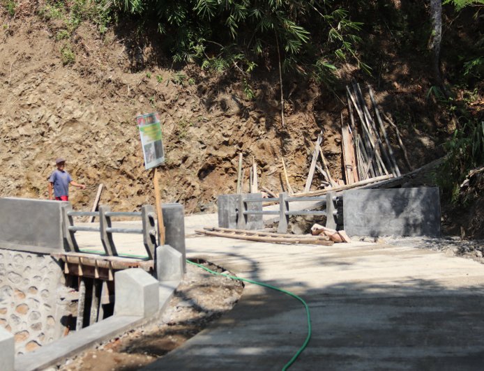 Tinggal Pengecatan Enam Plat Beton TMMD Gumelem Kulon Hampir Sempurna