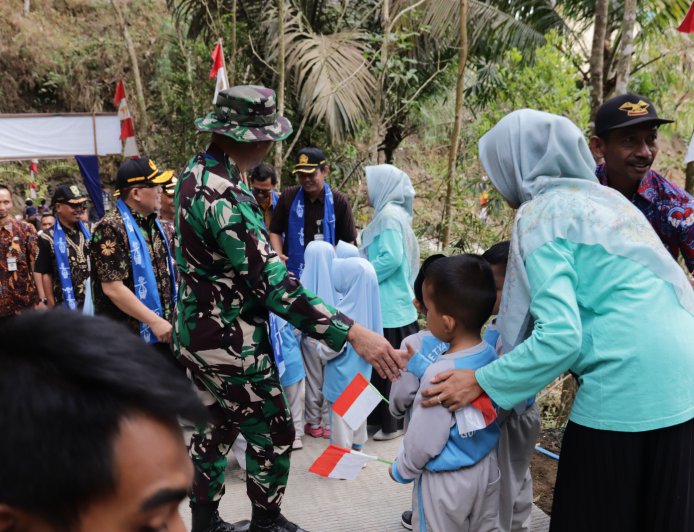 Sambutan Hangat Anak PAUD Warnai Penutupan TMMD Reguler ke-129 di Gumelem Kulon