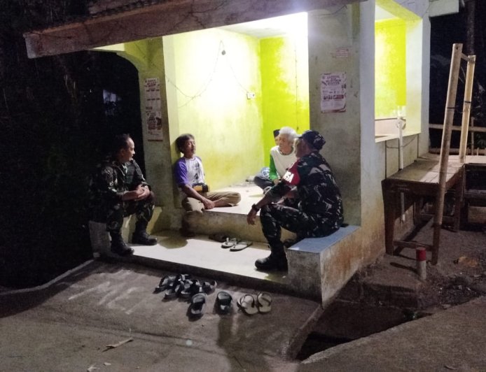 Jaga Kondusivitas Wilayah Babinsa  Siskampling Bersama Warga