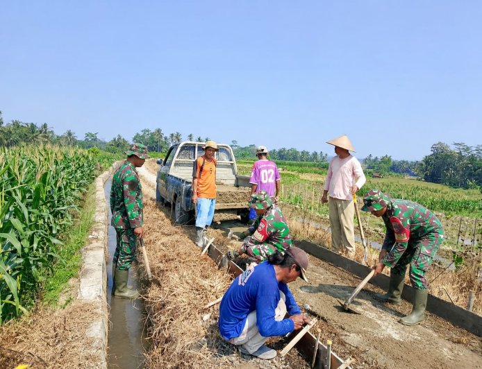 Babinsa Gumingsir Bersama Warga Gotong Royong Bangun Jalan Usaha Tani