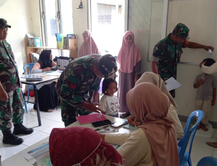 Babinsa Koramil 04/Karangkobar Bantu Bidan Desa Dampingi Giat Posyandu Balita