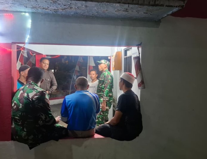 Babinsa Koramil 12 Sigaluh Patroli Siskamling Bersama Warga Cegah Gangguan Kamtibmas