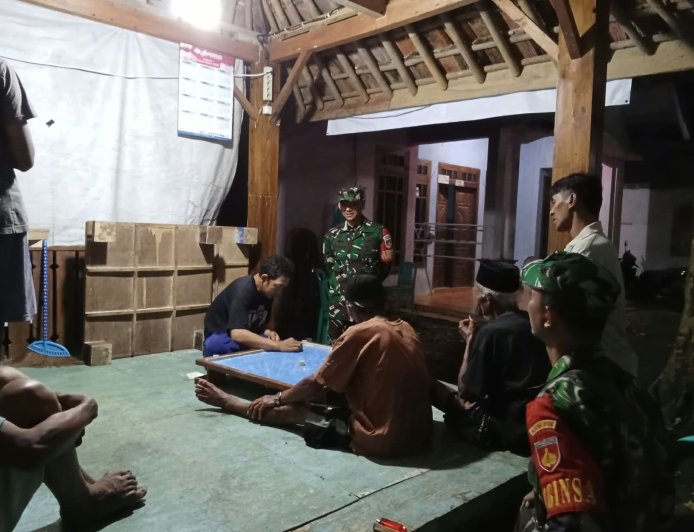 Babinsa Koramil 13 Banjarmangu Melaksanakan Patroli Rutin Sambangi Warga