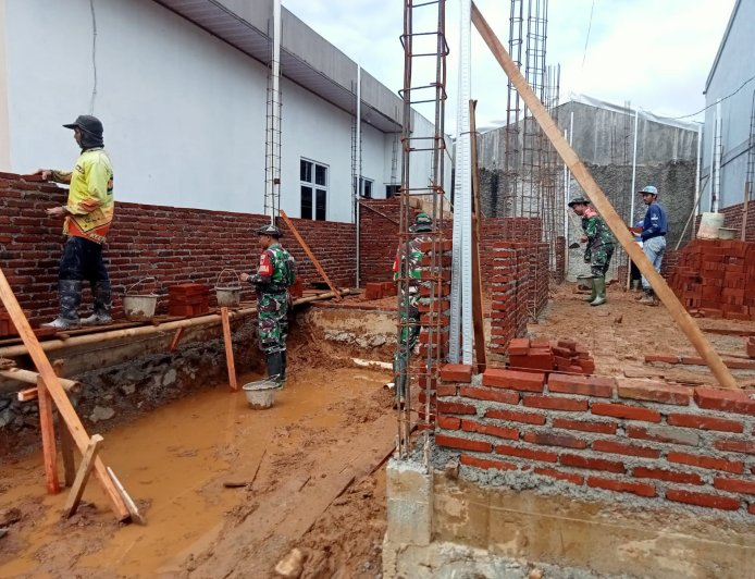 Danramil 06 kalibening bersama warga melaksanakan pendampingan kegiatan Rehabilitasi Rumah Tidak Layak Huni