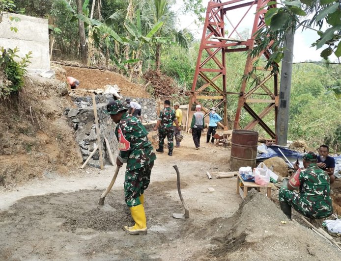 Koramil 08 Purwonegoro Gotong Melaksanakan Royong Bangun Jembatan Gantung