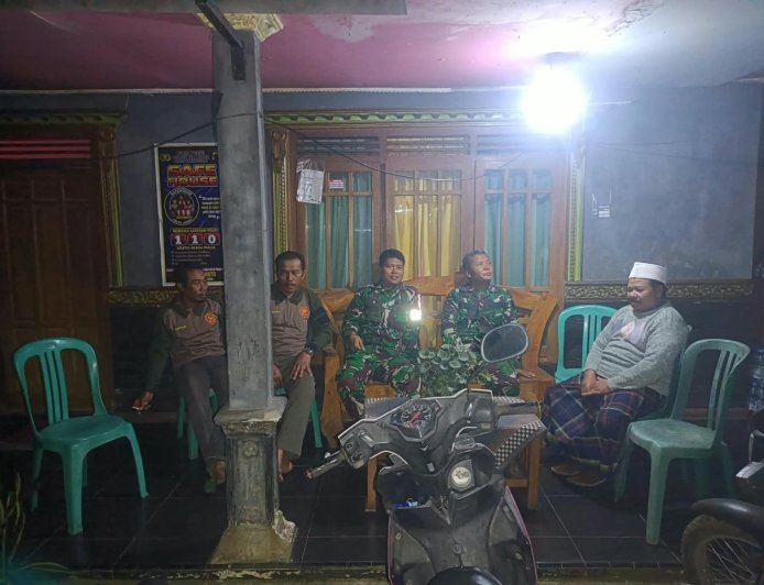 Menciptakan Keamanan Lingkungan Babinsa Koramil 17 Wanayasa melaksanakan Patroli Malam