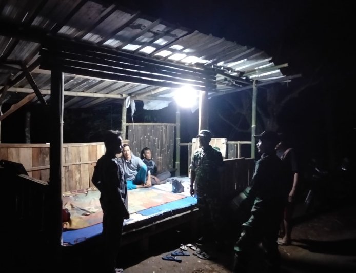 Membaur Bersama Masyarakat Babinsa Laksanakan Patroli Siskamling Guna Ciptakan Keamanan Lingkungan