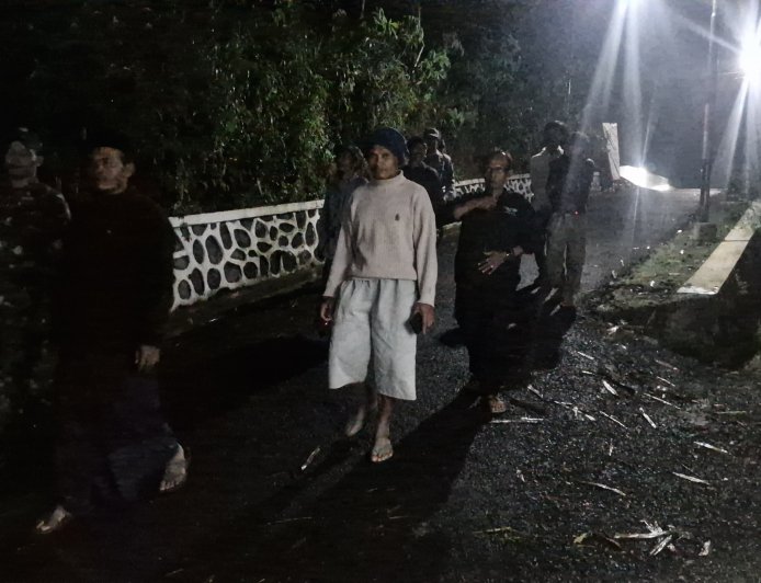 Babinsa Koramil 04 Karangkobar Melaksanakan Patroli Siskamling Bersama Linmas Dan Warga