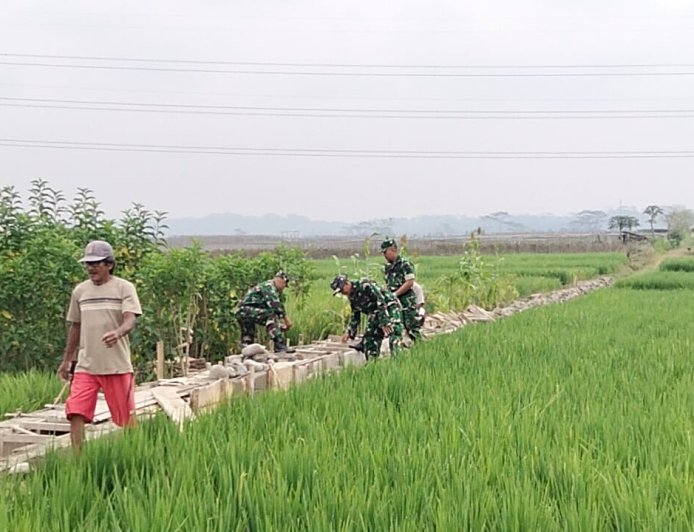 Hadapi Musim Kemarau Koramil 15 Rakit dan Poktan Ngudi Mulyo Perbaiki Irigasi Sawah