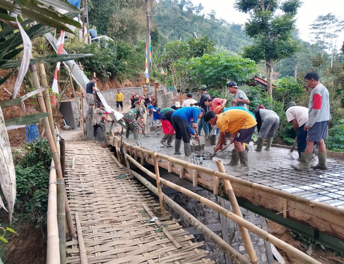 Jembatan Beton Sungai Mbawang Mulai Dicor Akses Warga Paweden Segera Terhubung