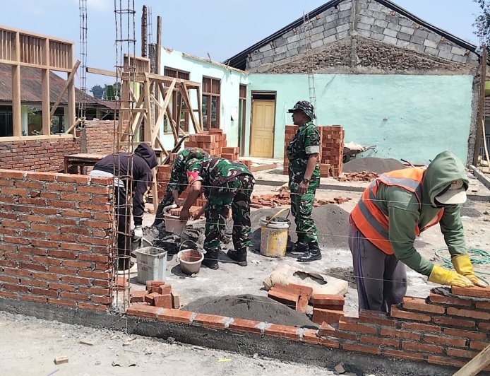 Babinsa Koramil 16/Pejawaran Bersama Masyarakat Kerja Bakti Pembangunan RTLH di Wilayah Binaan