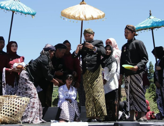 Dandim Banjarnegara Hadiri Prosesi Sakral Pemotongan Rambut Gimbal di Dieng Culture Festival 2026