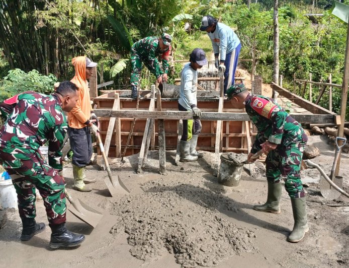 Anggota Koramil 17/Wanayasa melaksanakan Karya Bhakti bangun Jembatan Garuda di Desa Binaan