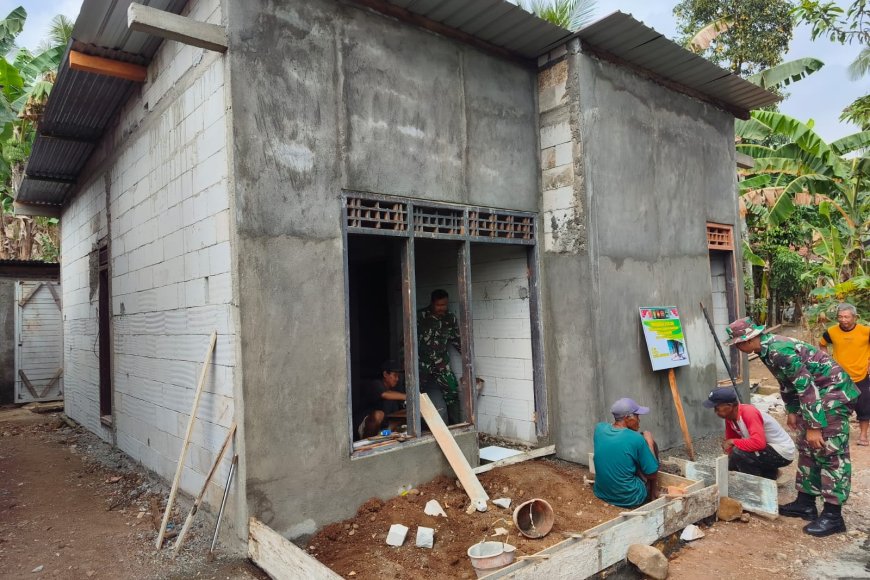 Rumah Pak Toid Kian Layak Huni Pemasangan Keramik Jadi Tanda RTLH Hampir Rampung