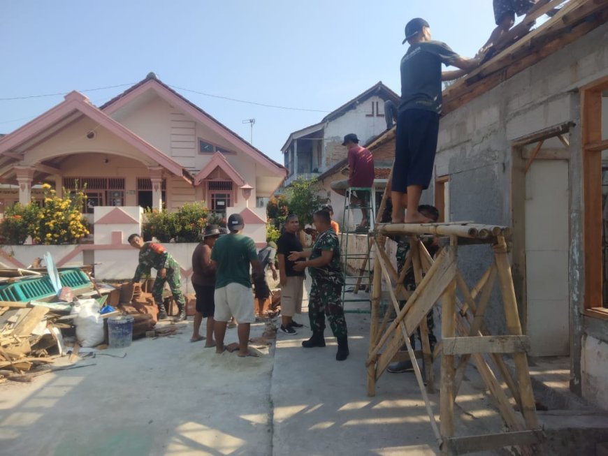 Koramil 08 Purwanegara Gotong Royong Renovasi RTLH di Purwonegoro