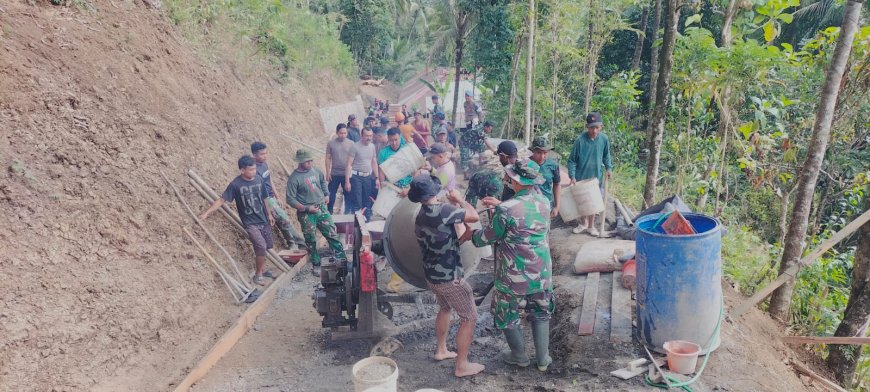 TNI Polri dan Warga Bersatu Kebut Pengecoran Jalan Impian Kian Nyata