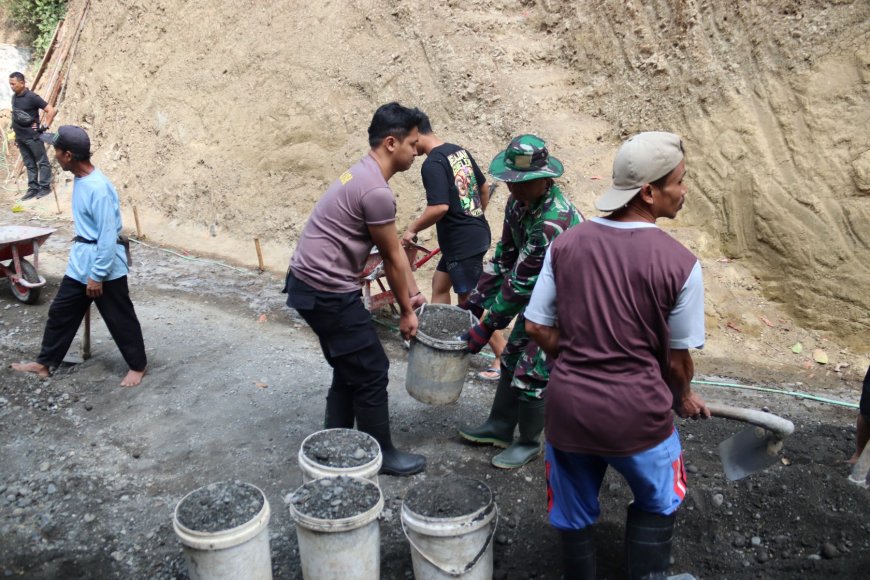 TNI dan Polri Kompak Langsir Split Gotong Royong Percepat Pembangunan Jalan TMMD