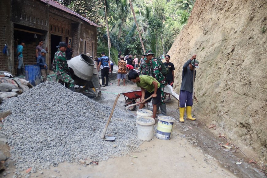 Bahagia Bisa Ambil Bagian Ember Berisi Split Jadi Wujud Gotong Royong TMMD