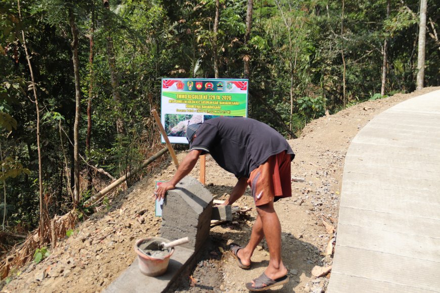 Sentuhan Akhir Eko Pembatas Jalan TMMD Mulai Terlihat Rapi