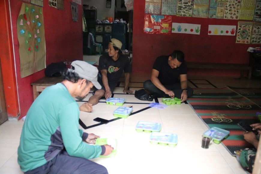 Makan Siang Sederhana Kebersamaan Pak Wondo dan Serka Munasibun Warnai TMMD
