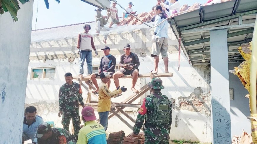 Serma Sagi Bahu-Membahu Bedah Rumah Warga di Desa Bandingan