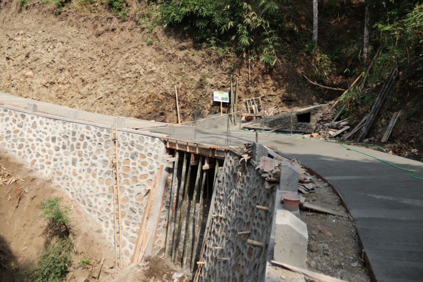 Plat Beton Rampung Dicor TMMD Tinggal Selesaikan Pemasangan Handrail