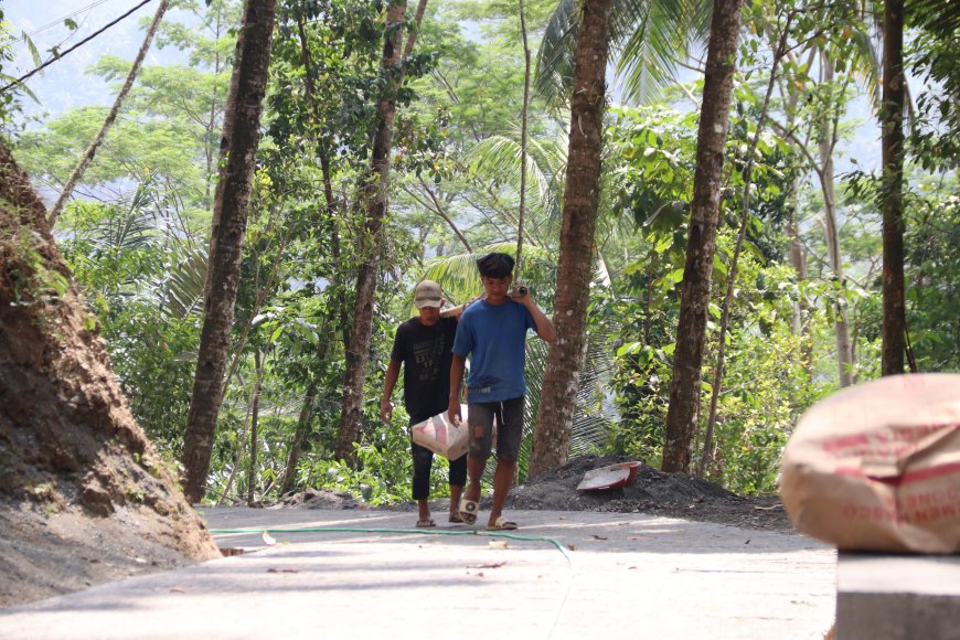 Pikul Semen Demi Jalan Desa Jadi Kekuatan di Balik TMMD