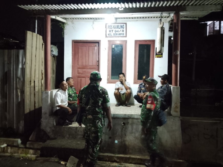 Babinsa Koramil 01 Banjarnegara Melaksanakan Patroli Siskampling Bersama Warga Cegah Gangguan Kamtibmas