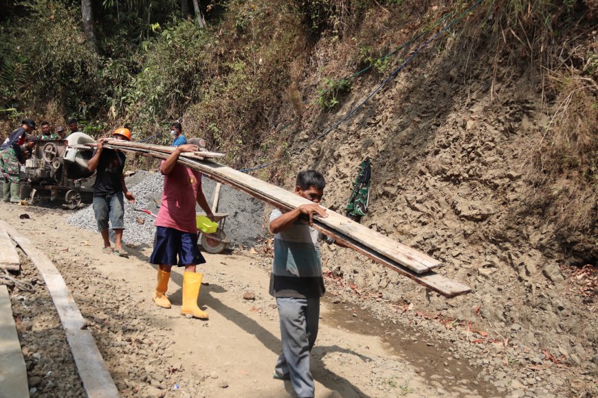 Papan di Pundak Kekompakan Warga Gumelem Kulon Menguatkan TMMD