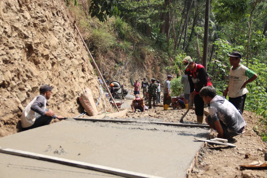 Pak Sakum Jadi Teladan Semangat Gotong Royong Hidupkan TMMD