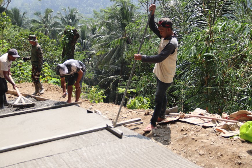 Sentuhan Akhir di Permukaan Beton Ketelitian Samsi Menentukan Kualitas Jalan TMMD