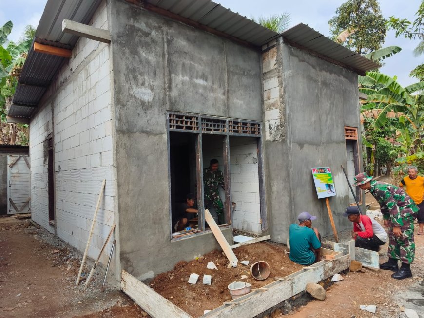 Rumah Pak Toid Kian Layak Huni Pemasangan Keramik Jadi Tanda RTLH Hampir Rampung