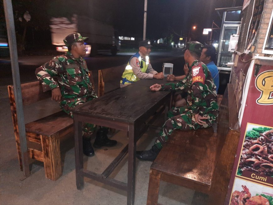 Patroli Kolaborasi Koramil 03 Wanadadi Dan Polsek Wanadadi Sambangi Warkop Cek Situasi Kamtibmas