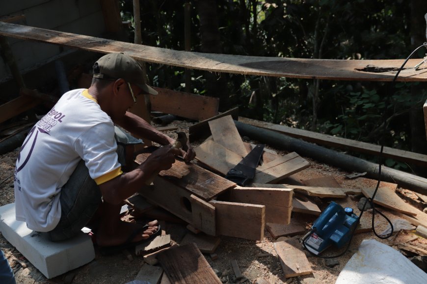 Tangan Terampil Tukang Bentuk Bekisting Plat Beton TMMD Siap Dicor